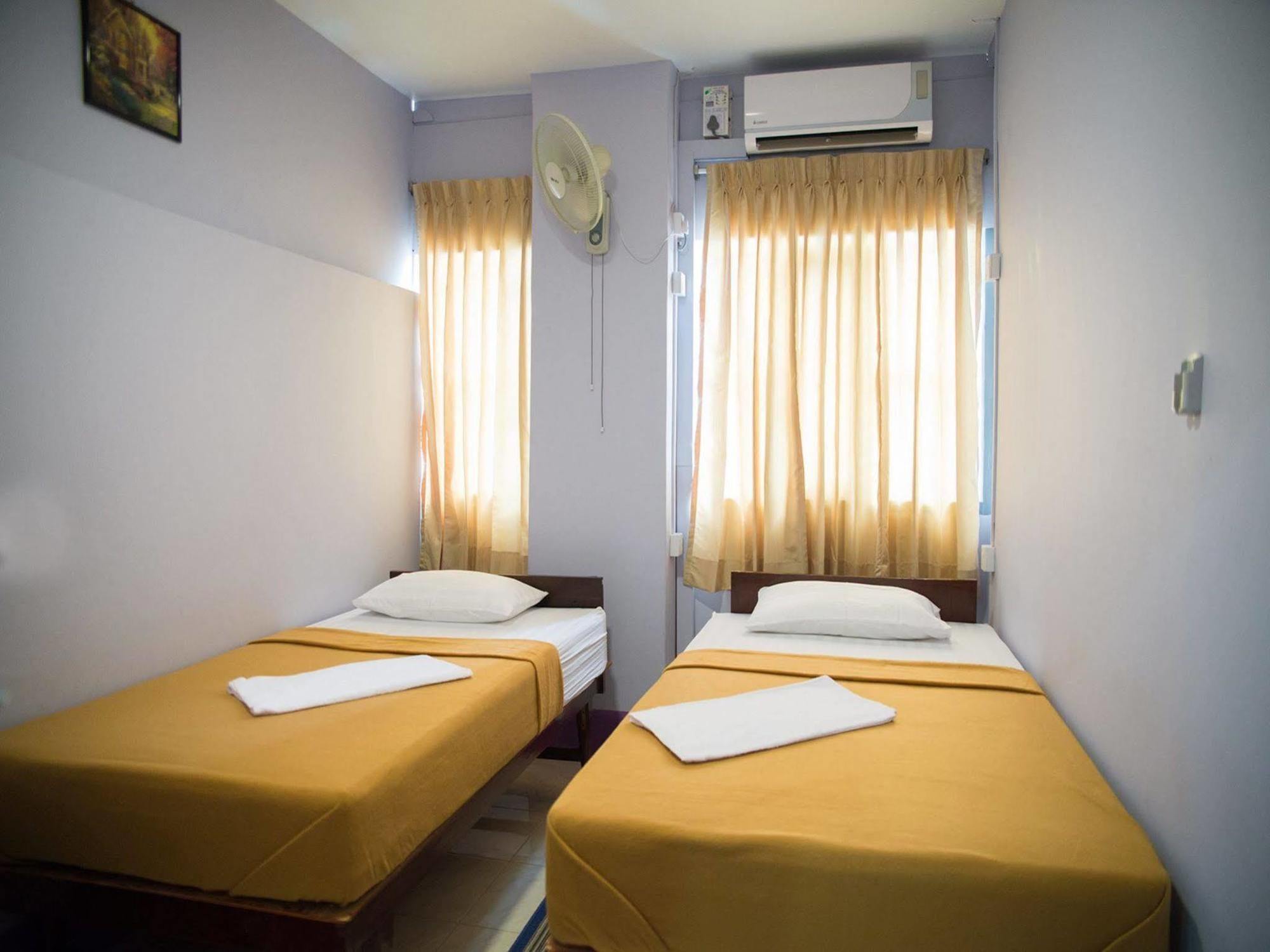 The Sat Yangon Hostel Exterior photo
