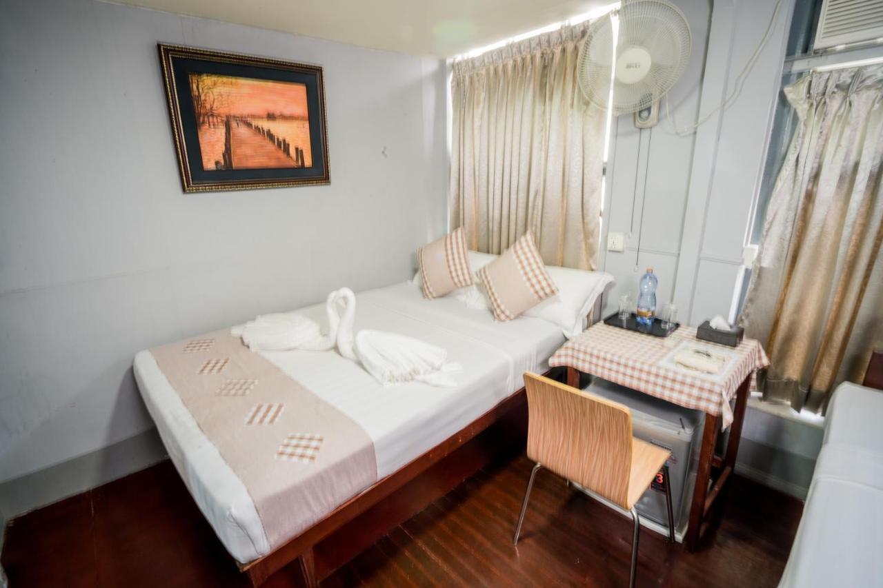 The Sat Yangon Hostel Exterior photo